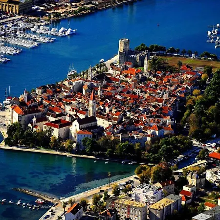 In Arbanija With Terrace * Traù