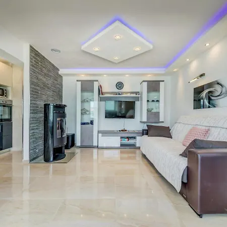 In Arbanija With Terrace Appartamento *