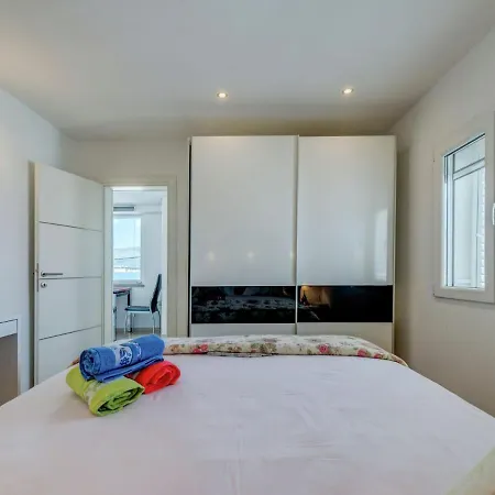 In Arbanija With Terrace Appartamento Traù